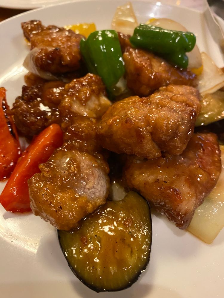 白い皿に酢豚が盛り付けられた画像