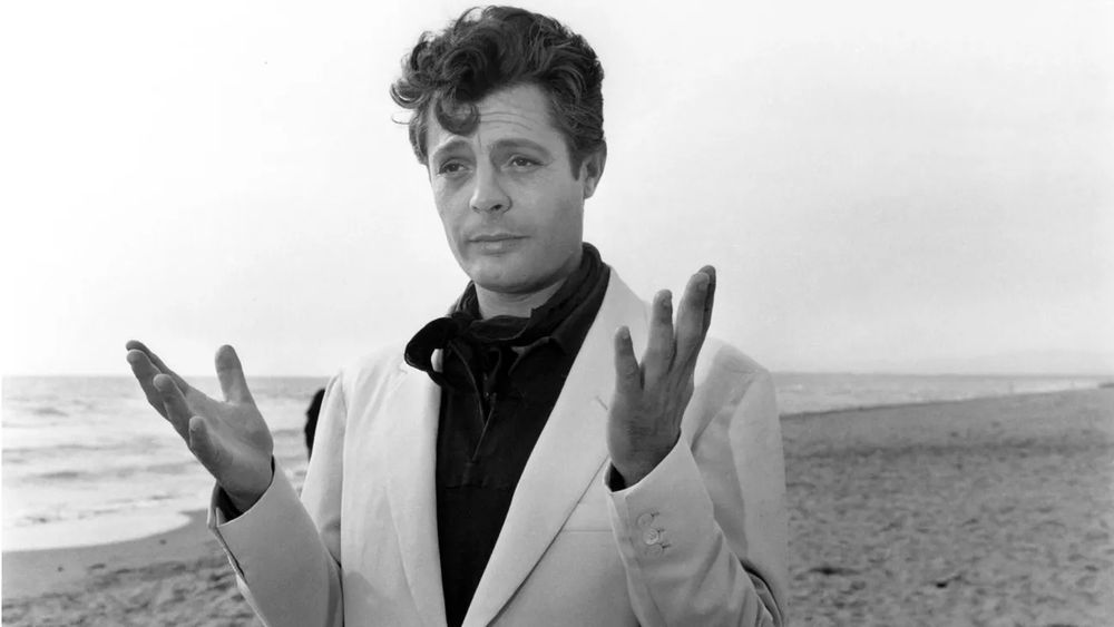 Marcello Mastroianni in La Dolce Vita (1960), wearing a cream suit and looking finnnnnne