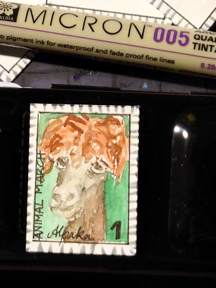 Nahaufnahme der Briefmarke. Die Tierart steht in Schreibschrift unter dem Alpaka Portrait, damit man auch weiß, dass es ein Alpaka ist.