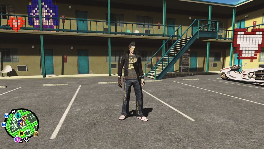 Captura del No More Heroes 1 con Travis en el parking del motel, vestido con chaqueta negra, camiseta negra con texto en amarillo y pantalones con llamas