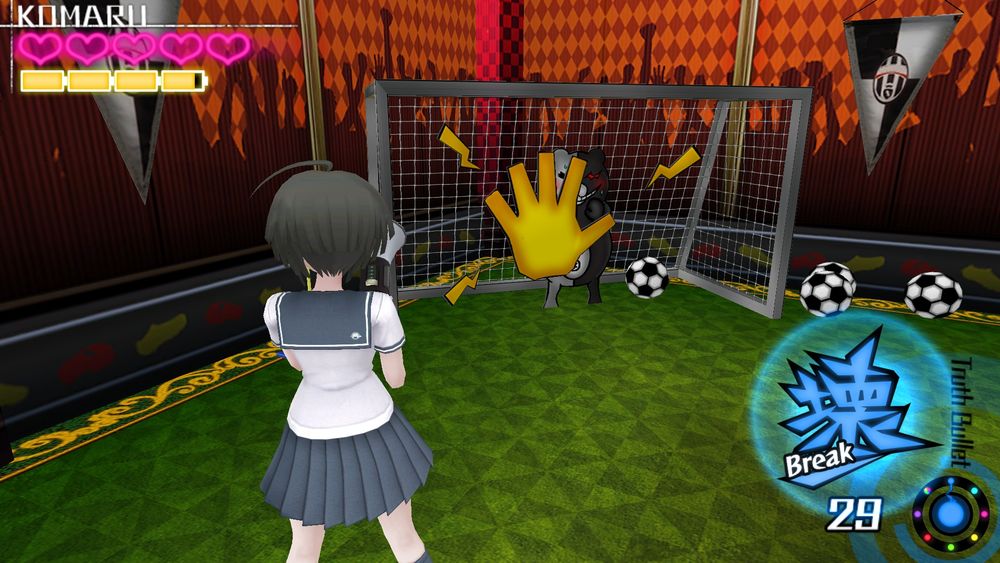 Captura de Ultra Despair Girls en el que un recorte de cartón de Monokuma usa Majin the Hand de Mamoru Endo/Mark Evans para parar una pelota