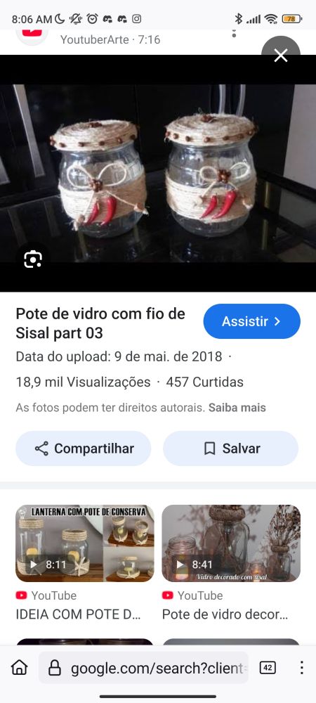 Print do Google fotos mostrando principalmente um pote de vidro decorado com fios de sisal colados na tampa e em parte do corpo do pote. Também tem um laço feito com o mesmo fio e pimentinhas falsas coladas para decorar. A imagem mostra dois potes iguais. Abaixo, fotos com outros potes similares recomendados pelo Google imagens.