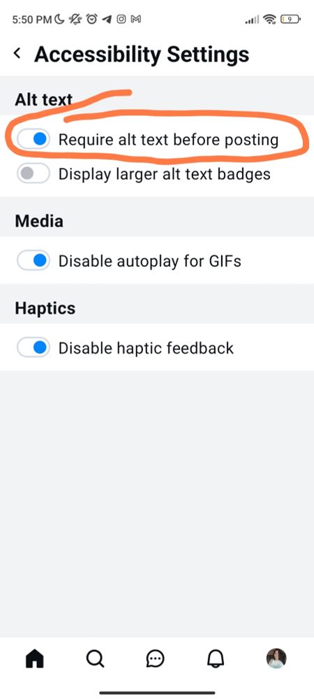 Print das configurações de acessibilidade. Está circulado em laranja a opção "require alt text before posting", que obriga o usuário a descrever as imagens antes de conseguir postar.