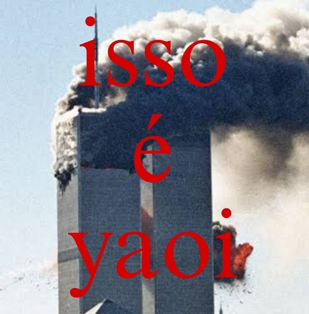 Foto do atentado às torres gêmeas em nova iorque com o texto "isso é yaoi" sobreposto