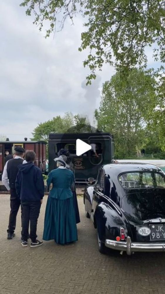 Kipkiekjes on Instagram: "Nationale Stoomtreindag bij de Museumstoomtram |

De veelzijdigheid van een trambedrijf komt hier mooi naar voren. 
GS18 heeft met haar tram een melkwagen achtergelaten op he...