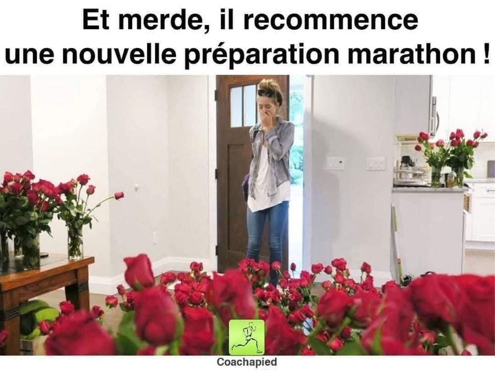 Blague : une femme rentre chez elle et découvre plein de rose. En legende "Et merde, il recommence une nouvelle préparation marathon !"