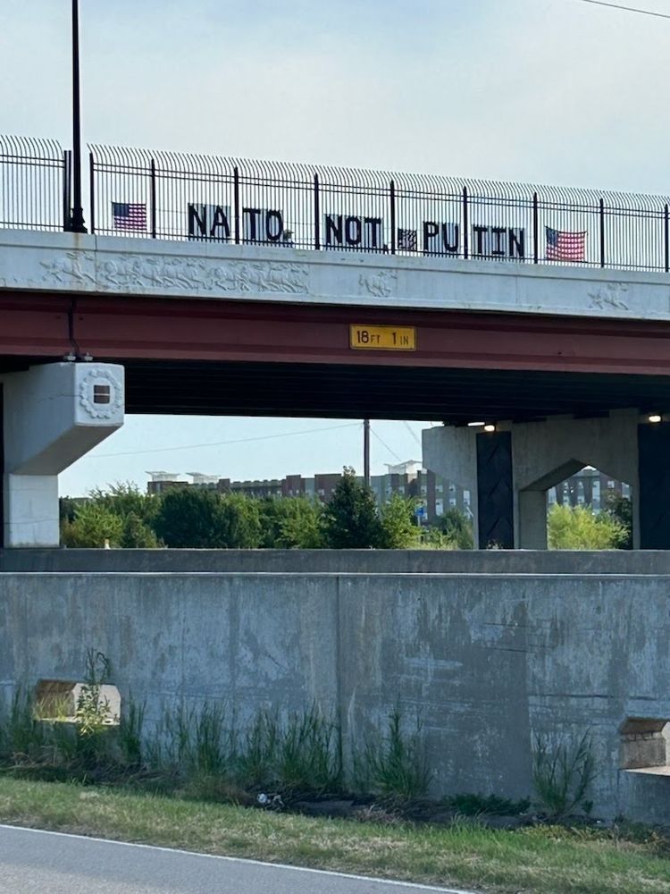 Sign on a bridge over I35 reads "NATO NOT PUTIN"