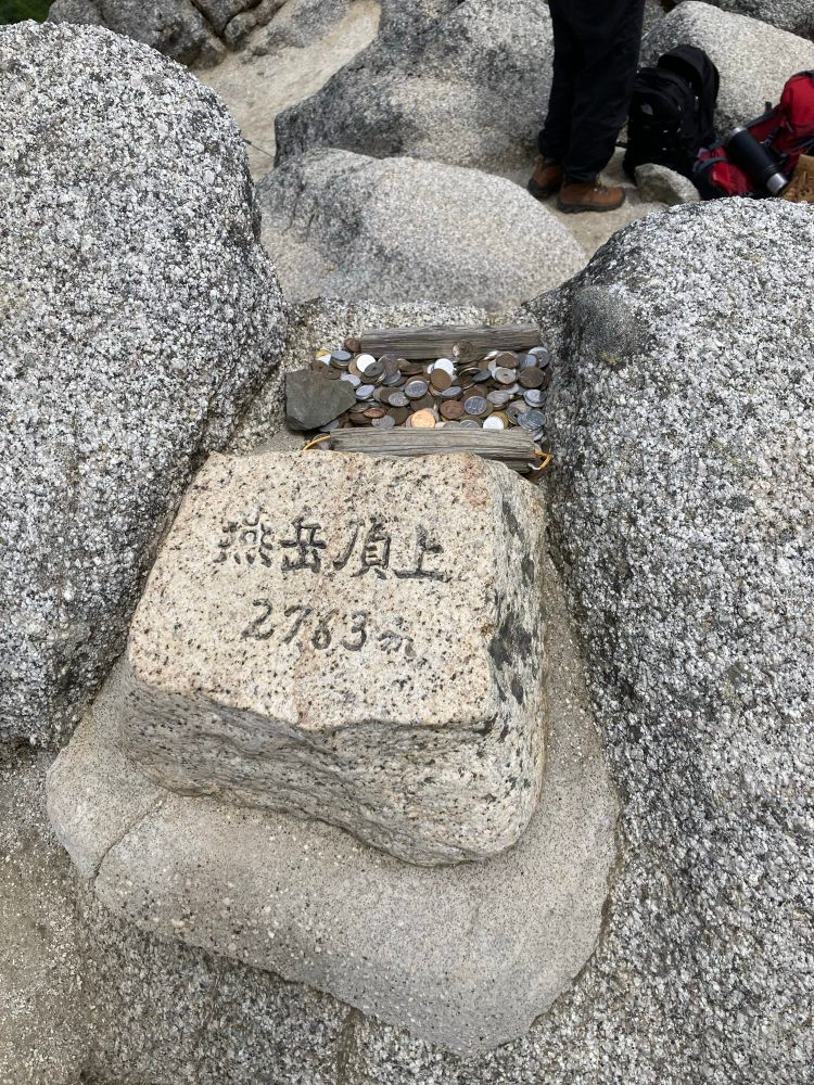 山頂には木の札などは無し。雪と風で飛ばされちゃうからかしら。