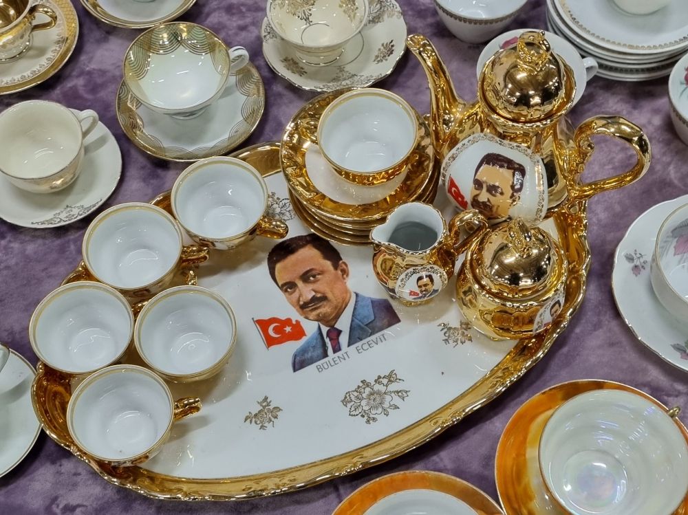 b.ecevit kimseyle kahve içmeye pek gönüllü değil gibi.