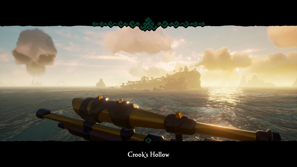 Capture d'écran de Sea Of Thieves. Vue à la première personne d'une île vu d'un bateau. Un nuage en forme de crâne en haut à gauche. À droite le soleil se reflétant dans l'eau.