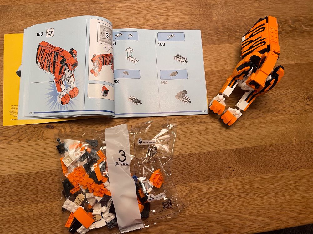 Lego Bausatz Creator Tiger. Angefangener, in Teilen zusammengebauter Tiger, weitere Teile, Bauanleitung.