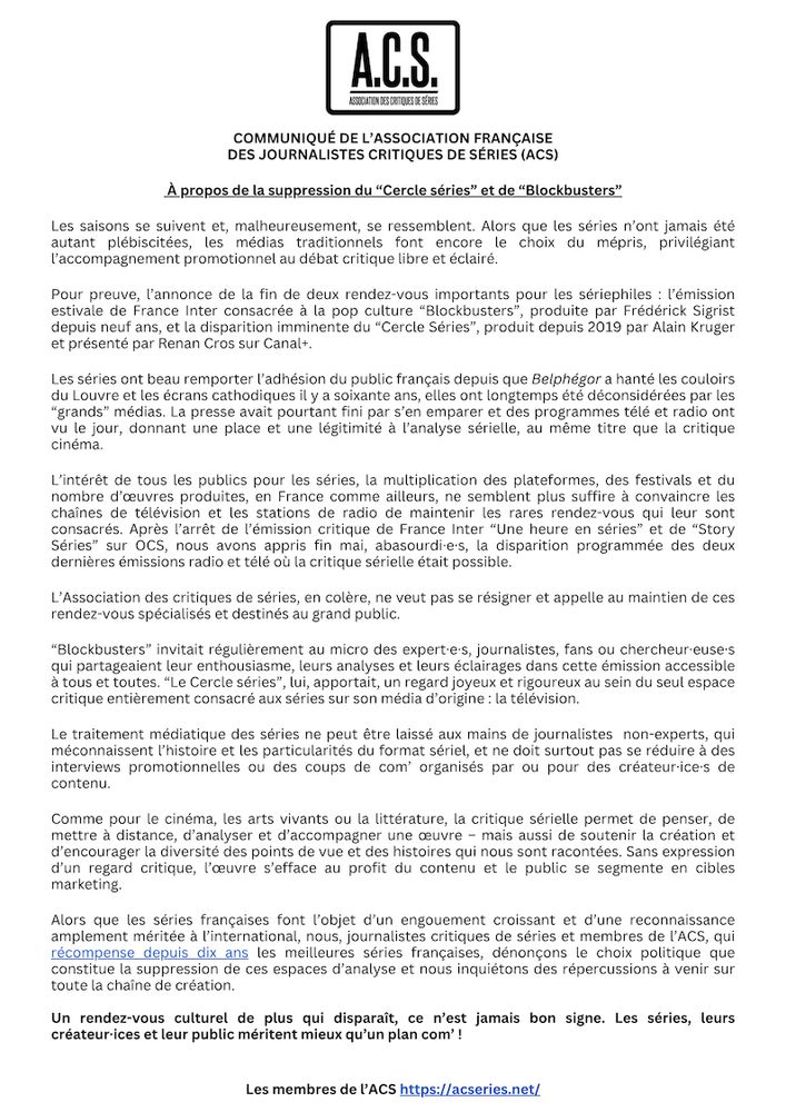 Les saisons se suivent et, malheureusement, se ressemblent. Alors que les séries n’ont jamais été autant plébiscitées, les médias traditionnels font encore le choix du mépris, privilégiant l’accompagnement promotionnel au débat critique libre et éclairé.

Pour preuve, l’annonce de la fin de deux rendez-vous importants pour les sériephiles : l’émission estivale de France Inter consacrée à la pop culture “Blockbusters”, produite par Frédérick Sigrist depuis neuf ans, et la disparition imminente du “Cercle Séries”, produit depuis 2019 par Alain Kruger et présenté par Renan Cros sur Canal+.

Les séries ont beau remporter l’adhésion du public français depuis que Belphégor a hanté les couloirs du Louvre et les écrans cathodiques il y a soixante ans, elles ont longtemps été déconsidérées par les “grands” médias. La presse avait pourtant fini par s’en emparer et des programmes télé et radio ont vu le jour, donnant une place et une légitimité à l’analyse sérielle, au même titre que la critique cinéma. 

L’intérêt de tous les publics pour les séries, la multiplication des plateformes, des festivals et du nombre d’œuvres produites, en France comme ailleurs, ne semblent plus suffire à convaincre les chaînes de télévision et les stations de radio de maintenir les rares rendez-vous qui leur sont consacrés. Après l’arrêt de l’émission critique de France Inter “Une heure en séries” et de “Story Séries” sur OCS, nous avons appris fin mai, abasourdi·e·s, la disparition programmée des deux dernières émissions radio et télé où la critique sérielle était possible.  

L’Association des critiques de séries, en colère, ne veut pas se résigner et appelle au maintien de ces rendez-vous spécialisés et destinés au grand public. 

“Blockbusters” invitait régulièrement au micro des expert·e·s, journalistes, fans ou chercheur·euse·s qui partageaient leur enthousiasme, leurs analyses et leurs éclairages dans cette émission accessible à tous et toutes. “Le Cercle séries”, lui, apportait, un regard …