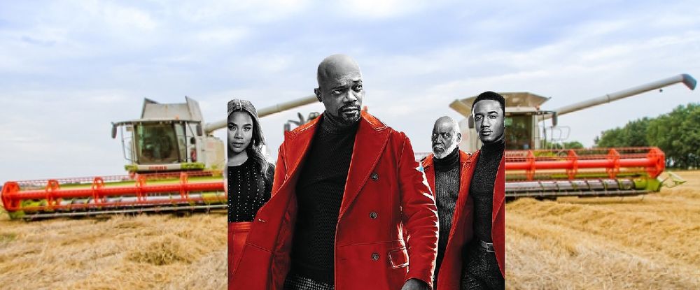 Samuel Jackson steht in seiner Rolle als Shaft auf einem abgemähten Feld, im Hintergrund Mähdrescher.