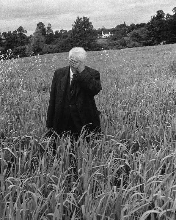 📸 : Howard Sochurek - 
Robert Frost standing in a field in 
Herefordshire with his hand over his face, 1957. 
(The LIFE magazine Picture Collection/Getty Images)
