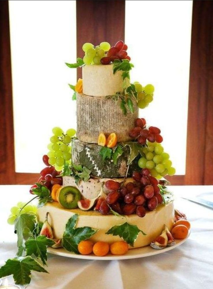 Fromages d'anniversaire 
Une pièce montée joliment décorées de fruits