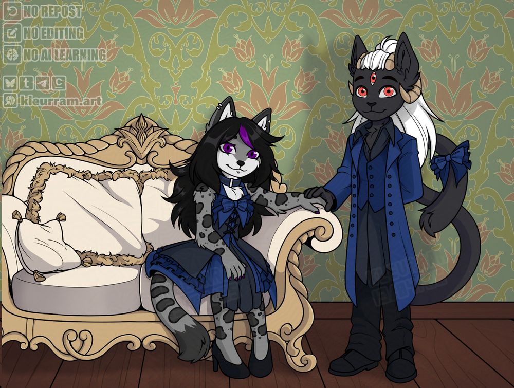 2 personagens, uma sentada no sofá e outro em pé, um casal com as mãos juntas tirando uma foto no estilo antigo