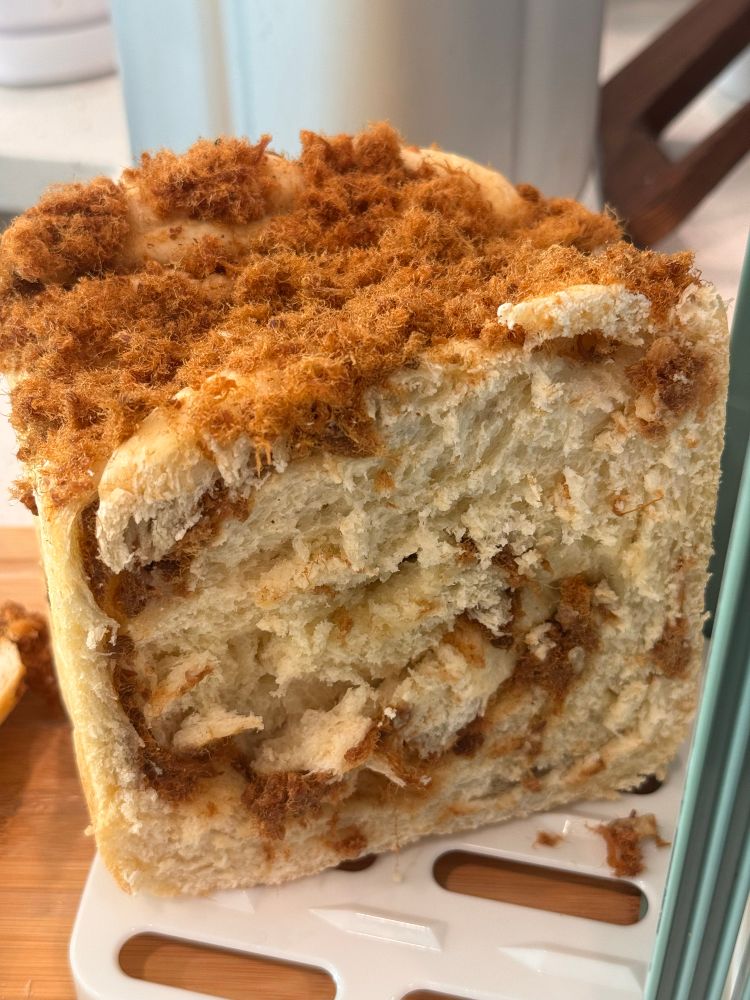 A photo of 肉松面包 (pork floss bread)