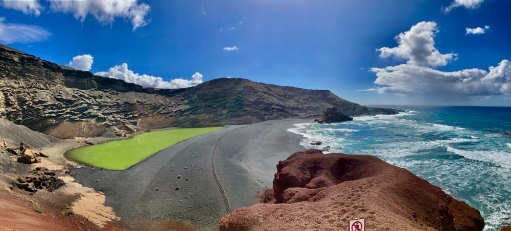 Charco Verde ist ein beeindruckender Ort auf der Insel Lanzarote, bekannt für seine einzigartige Schönheit und natürliche Umgebung. Es handelt sich um eine kleine Lagune, die durch einen alten Vulkan geformt wurde.

Der Ort liegt im Süden von Lanzarote in der Nähe des Fischerdorfs El Golfo. Die Lagune ist leicht zu erreichen und oft Teil von Ausflügen, die die herrliche Küste und die Vulkanlandschaft der Insel erkunden.

Das Wasser in der Lagune hat eine auffällige grünliche Farbe, die durch Algen und Mineralien entsteht. Diese einzigartigen Farbtöne machen die Lagune besonders fotogen.

Die Umgebung ist geprägt von hohen Klippen und schwarzem Lavagestein, was einen beeindruckenden Kontrast zum grünen Wasser bietet.



