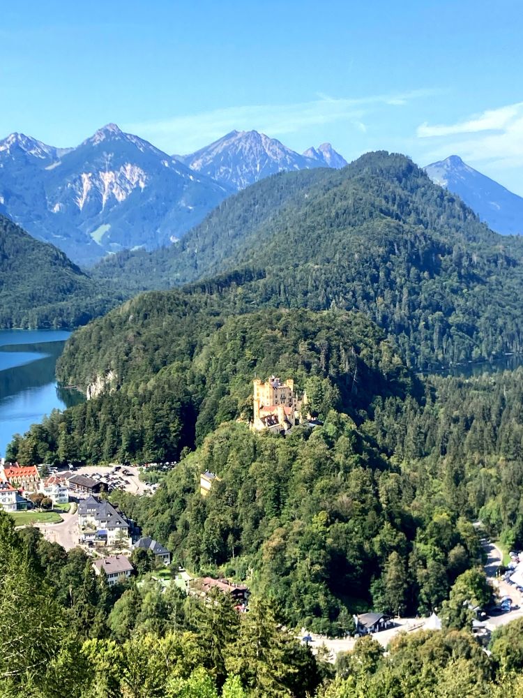 Landschaftliche Umgebung von Neuschwanstein im Hintergrund sind die Berge.