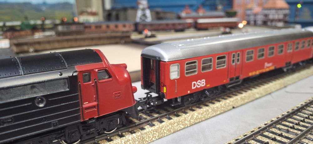 Märklin 3067 Nohab DSB and 4025 commuter coach DSB