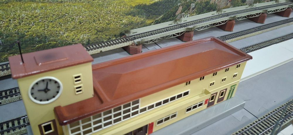 Marklin 418 - Bahnhof Friedrichshafen - check out this freshly painted  roof!
