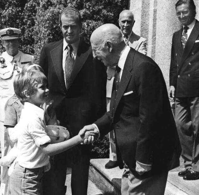 El ciudadano Felipe de Borbón dando la mano al mentor de su padre, el dictador Francisco Franco