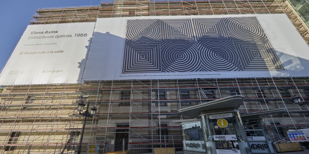 La obra "Estructuras ópticas" (1968) de Elena Asins en una de las lonas colgadas de la fachada del Museo Reina Sofía. Esta intervención forma parte del proyecto El Museo sale a la calle, desarrollado con la colaboración de El Corte Inglés.