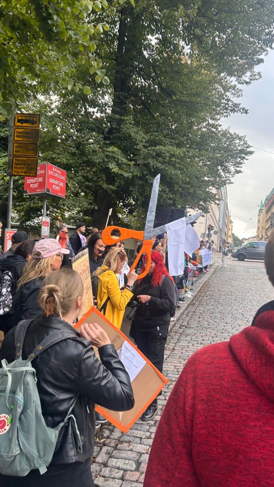 Iso vaahtomuovi Fiskars sakset / big foam scissors (against cuts) in the style of the traditional and iconic Fiskars scissors - a pair in every Finnish home. 