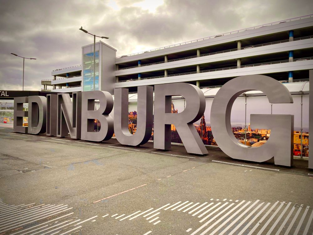 Schriftzug Edinburgh in mannshohen Buchstaben. Steht so am Flughafen in Edinburgh.