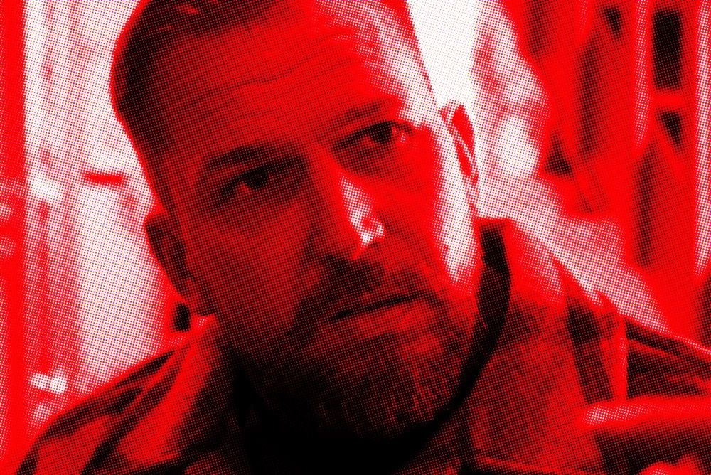 Portrait en rouge : l'auteur espagnol Alfonso Zapico ce matin au café. 