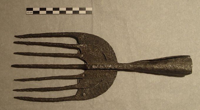 Objet métallique composé de 7 piques métalliques assemblés autour d'un manche.