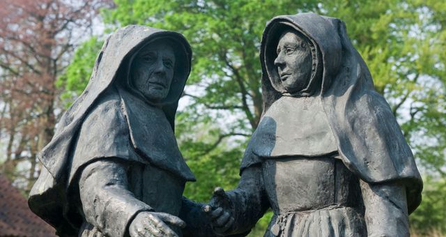 Statue contemporaine représentant deux béguines