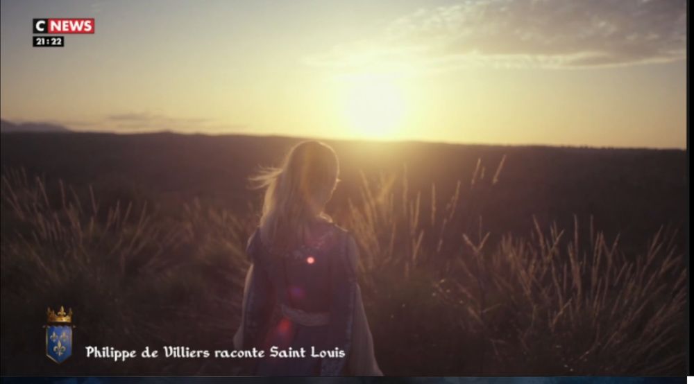 Image tirée de l'émission, montrant une jeune fille blonde de dos dans un champ de lavande