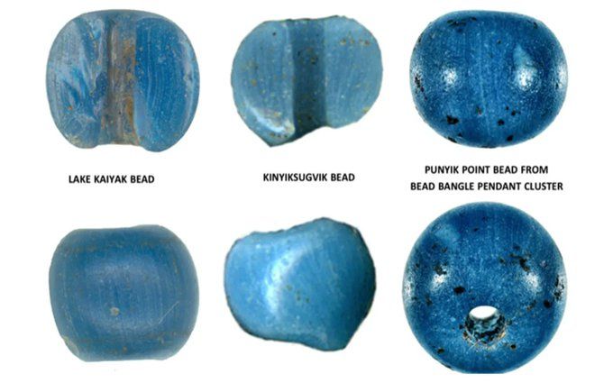 Six petites perles de verre bleu