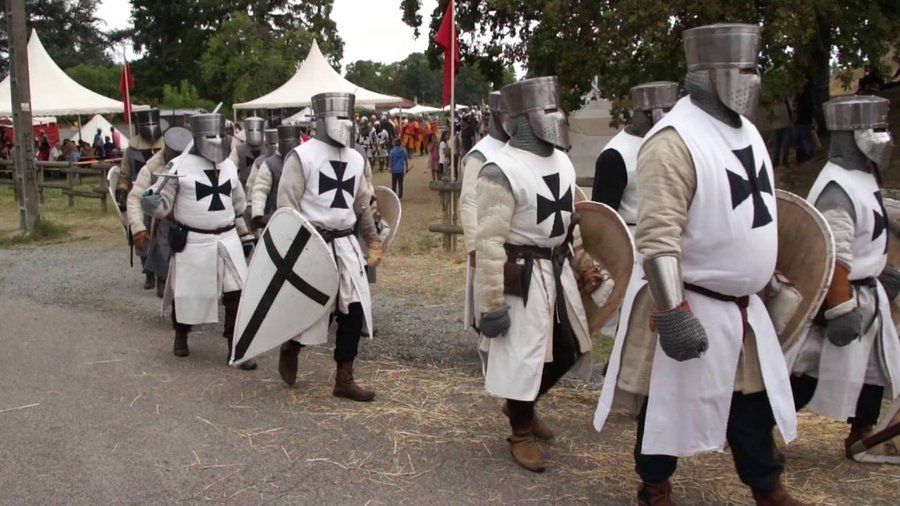 Reconstituteurs vêtus en chevaliers teutoniques