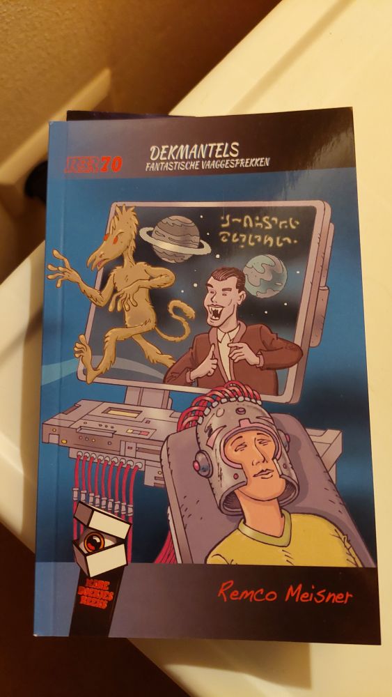 Cover van het boek Dekmantels van Remco Meisner, illustratie met man op metalen bed, computerscherm erachter, een alien en vampier stappen eruit