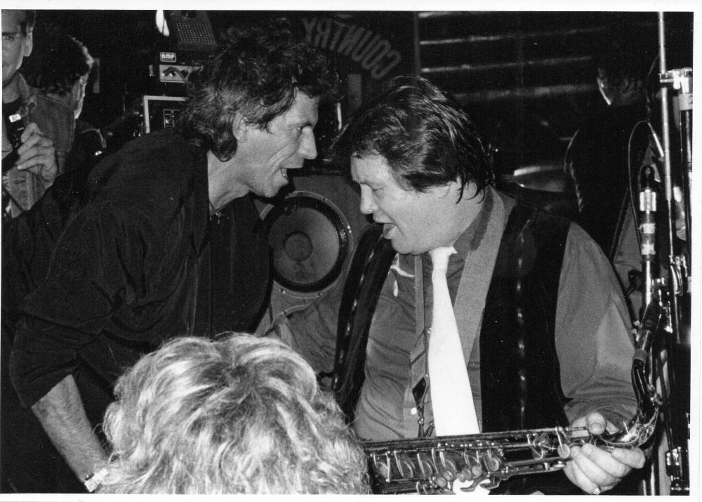Keith Richards talking to saxophone player Bobby Keys at Lone Star Cafe in 1987.