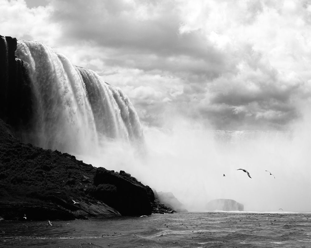 Black and white photo of Horseshoe Falls from the Niagara Falls cruise boat. A7rV + 35/1.4 lens. 