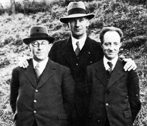 D. J. Williams, Parch Lewis Valentine a'r athro Saunders Lewis "Tri Penyberth" yn sefyll gyda'u gilydd ychydig ar ôl eu rhyddhau o garchar Wormwood Scrubs ym 1937