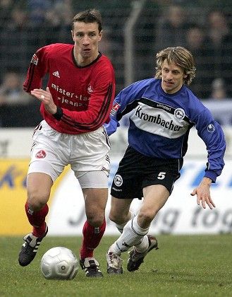 Rüdiger Kauf mit der Nummer 5 auf den Fersen von Marek Mintal