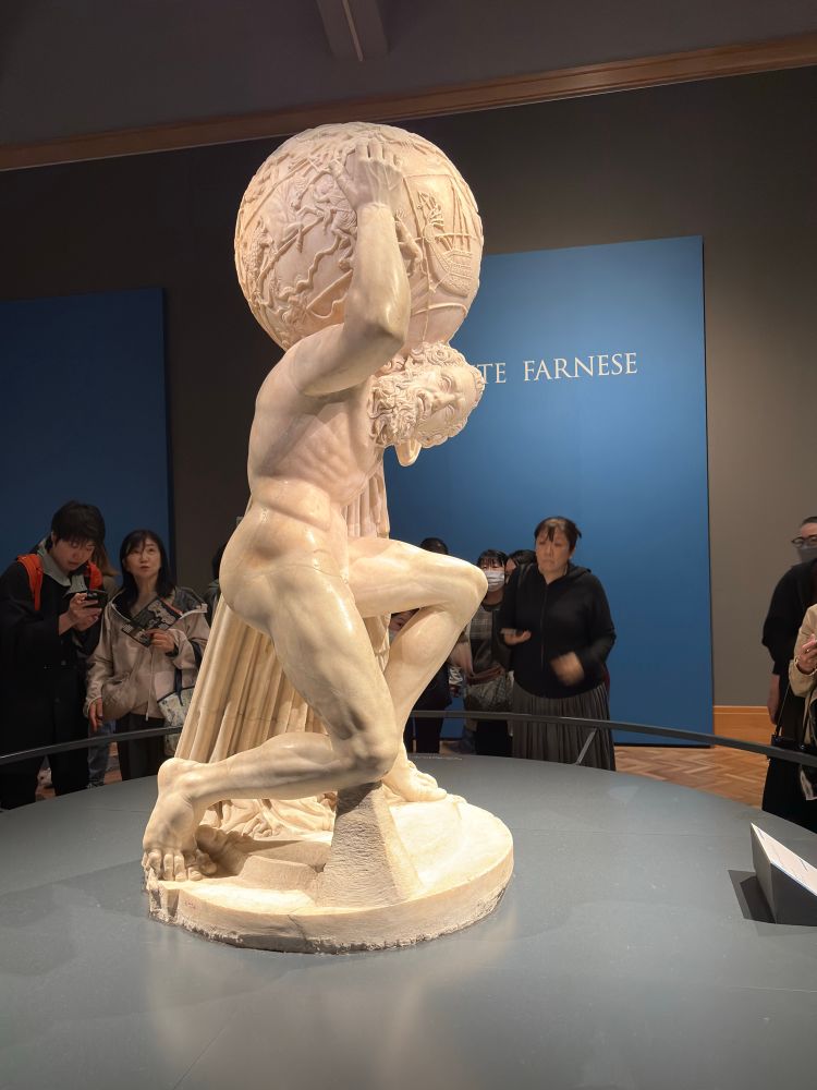 天空のアトラス像