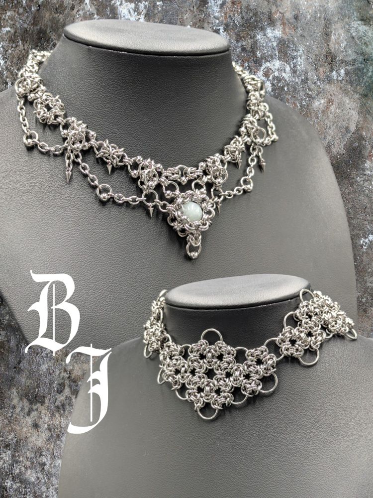 Deux photos de collier, le White Jadeite et le Byzantine Corset, avec le logo BJ de la marque de Carole