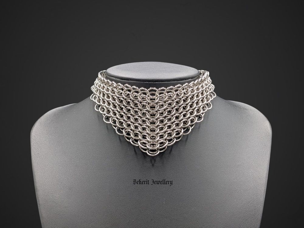 Photo buste du collier Shield