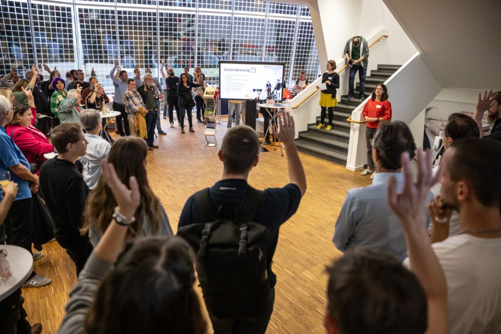 Barcamp Renewabels Sessionplanung in der Solar Academy in Kassel. Die Teilnehmer*innen stimmen ab.