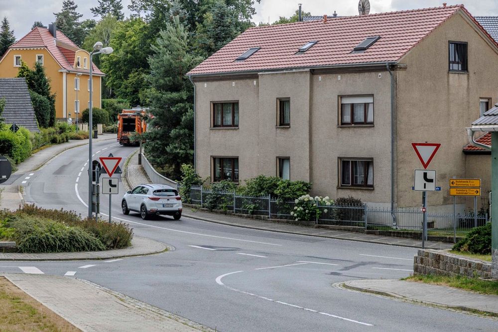 Radlerin umgefahren und abgehauen: Polizei jagt SUV-Rambo!