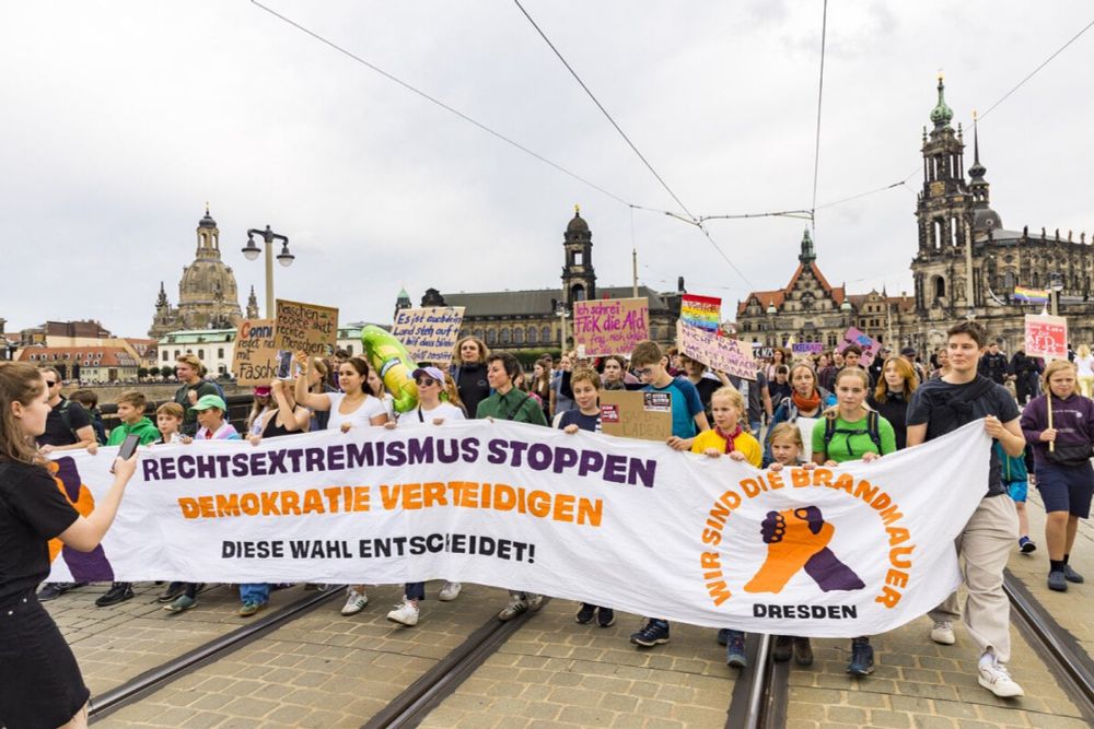 Vor der Wahl: Tausende zeigen auf Dresdens Straßen Flagge gegen Rechts