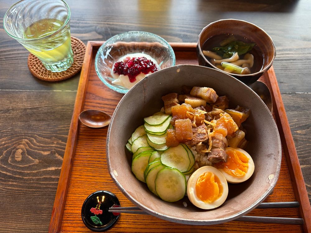 泊まっている宿の朝食
・ルーローハン
・ルーローハンの煮汁を使ったスープ
・ヨーグルトに自家製のジャムがかかったもの
・さんぴん茶