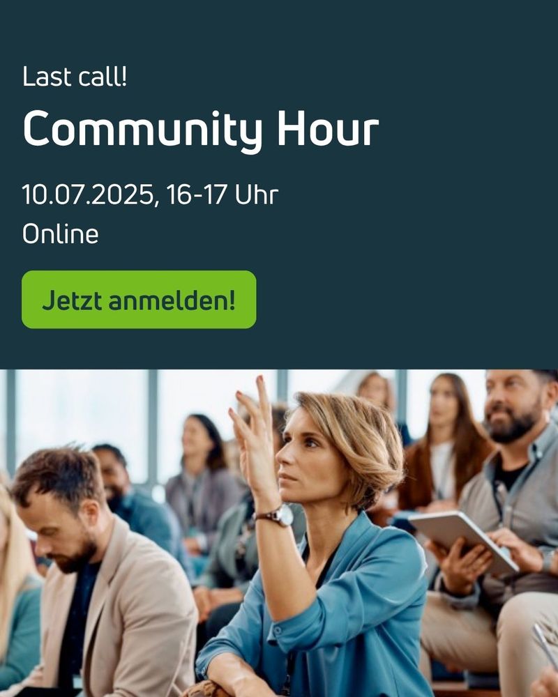 Grafik mit dem Text: „Last call! Community Hour, 10.07.2025, 16–17 Uhr, Online“. Darunter ein grüner Button mit der Aufschrift „Jetzt anmelden!“. Im unteren Teil des Bildes ist ein Foto von Menschen in einem Seminarraum zu sehen, eine Frau im Vordergrund hebt interessiert die Hand, andere hören aufmerksam zu oder machen Notizen auf Tablets oder Laptops.
