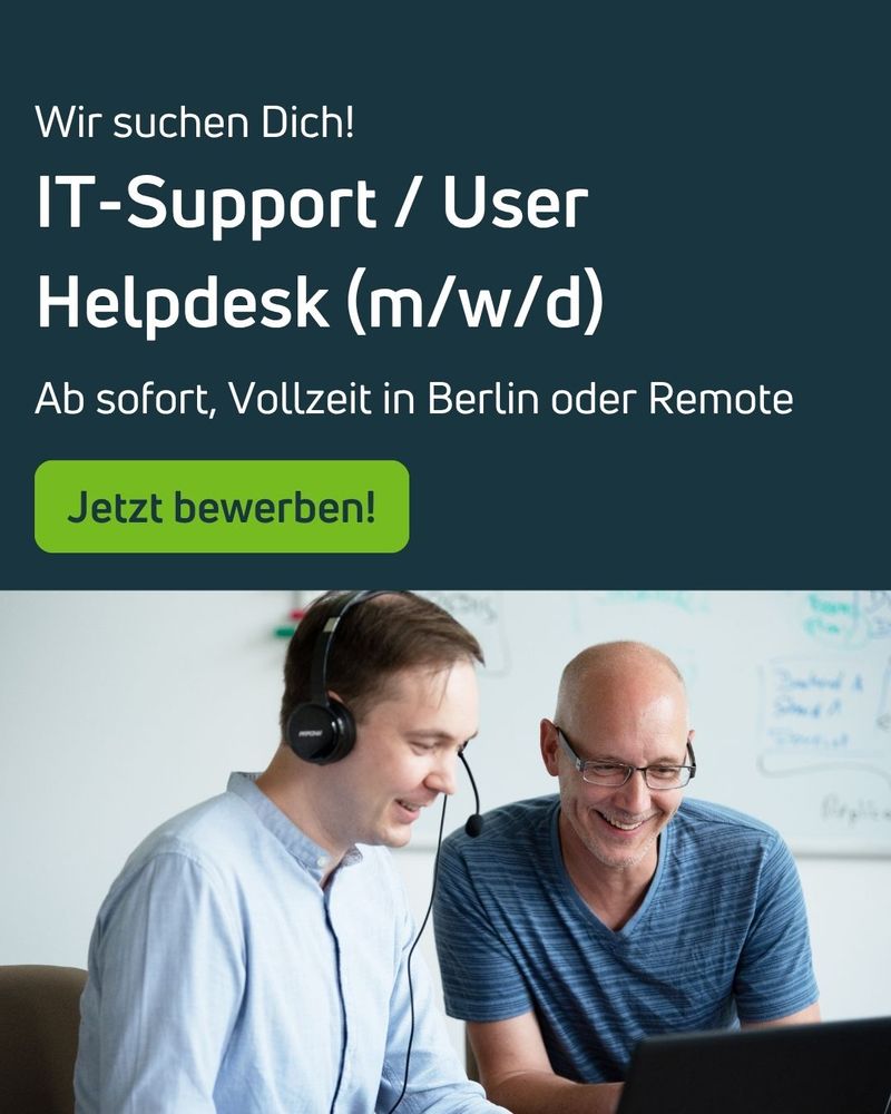Zwei Männer mit Headsets arbeiten gemeinsam lächelnd an einem Laptop in einem modernen Büro. Darüber steht ein Text: “Wir suchen Dich! IT-Support / User Helpdesk (m/w/d). Ab sofort, Vollzeit in Berlin oder Remote”. Darunter ein grüner Button mit der Aufschrift “Jetzt bewerben!