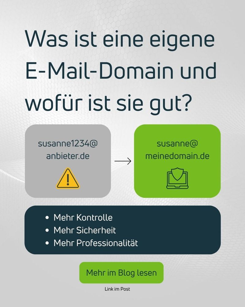 Grafik mit dem Titel „Was ist eine eigene E-Mail-Domain und wofür ist sie gut?“. Links ein graues Feld mit der Adresse „susanne1234@anbieter.de“ und einem Warnsymbol, rechts ein grünes Feld mit „susanne@meinedomain.de“ und einem Sicherheitssymbol. Darunter drei Vorteile: „Mehr Kontrolle“, „Mehr Sicherheit“, „Mehr Professionalität“. Unten ein grüner Button mit „Mehr im Blog lesen“ und dem Hinweis „Link im Post“. Hintergrund in dezentem Grau mit Wabenmuster.